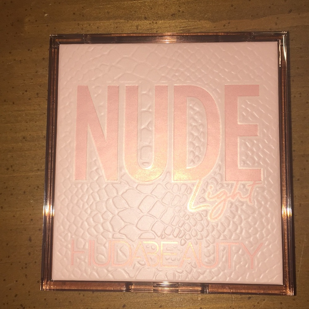 Huda beauty eyeshadow palette in nude light